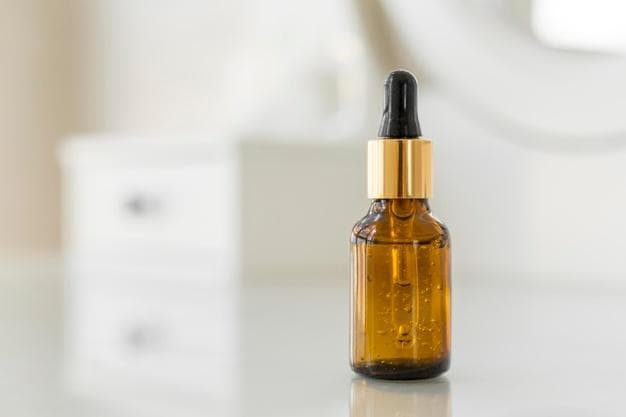 Periksa dulu kandungan serum yang bakal kamu beli untuk mengecilkan pori. (Freepik)