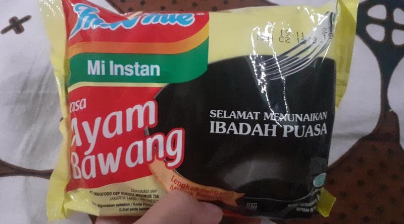 Indomie edisi Ramadan dengan kemasan bergambar piring kosong. (Twitter/Gisti31)