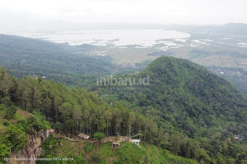 Pemandangan Gumuk Reco Sepakung dari atas langit, nampak bersebelahan dengan Rawa Pening.<br>