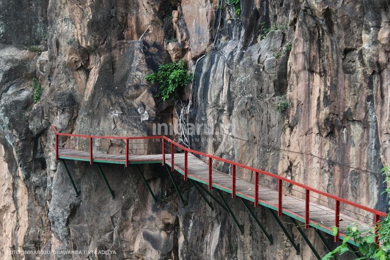Ondo Langit, spot selfie esktrem di pinggir tebing yang berada di atas jurang.<br>