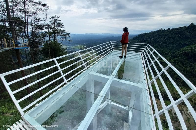 Inilah spot wisata baru di sini: Jembatan kaca.<br>