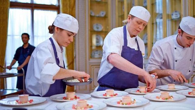 Semua kegiatan di dapur harus berhenti ketika ratu datang. (Royal UK via Detik)