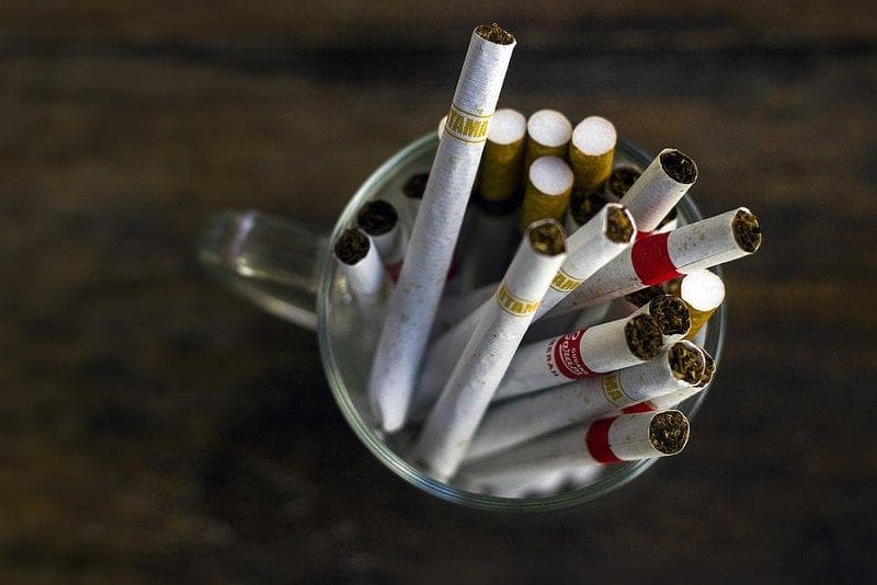 Orang Indonesia hobi merokok. (Twitter.com/kretekisme)