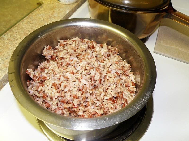 Nasi merah. (Flickr/

Dennis Sylvester Hurd)