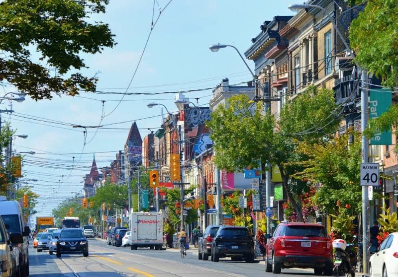 Di jalan yang dikenal dengan Queen West ini, kamu bakal menemukan berbagai keunikan budaya. (Flickr)