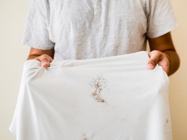 Gunakan emulsi atau alkali untuk menghilangkan noda. (Freepik)