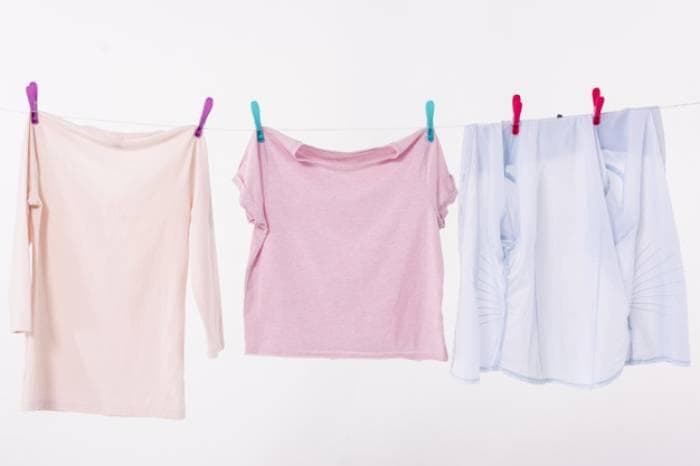 Setelah diperas dengan mesin, keluarkan pakaian untuk diangin-anginkan. (Freepik)