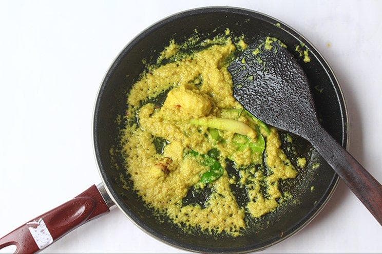 Tumis bumbu hingga harum. (via Beritamu githup)