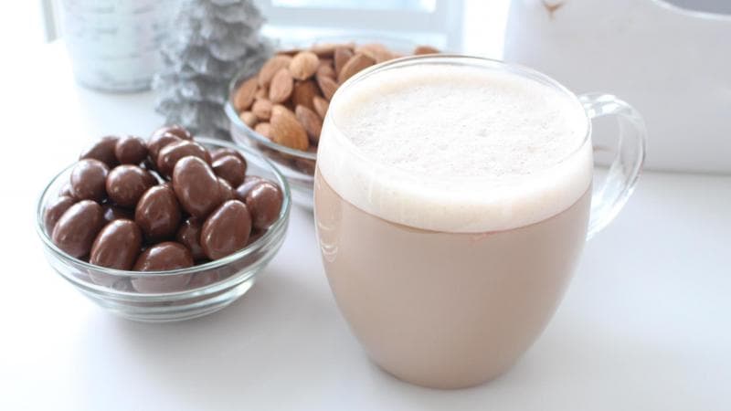 Nikmati hangatnya wedang coklat. (Tastemade)<br>