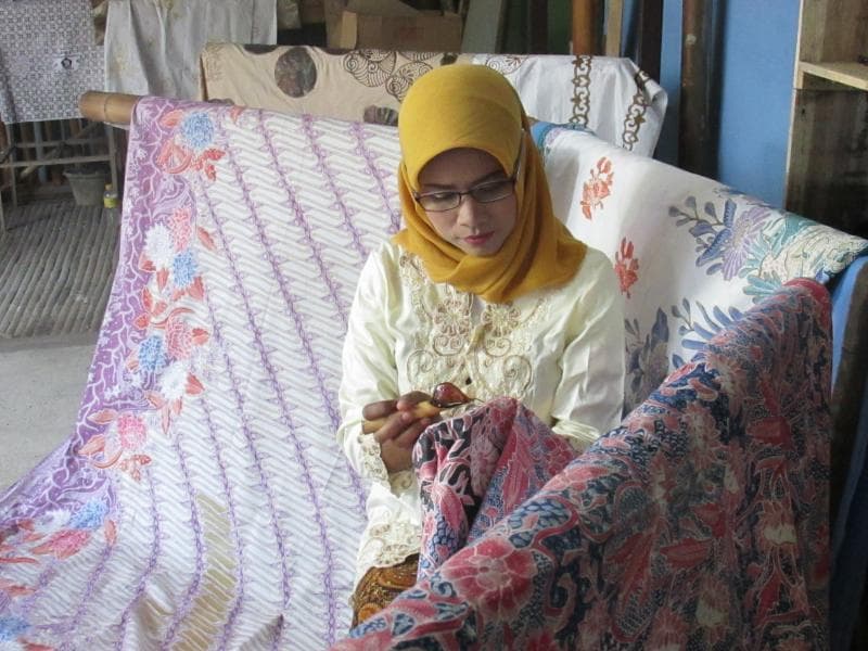 Warga kampung batik Kemplong Wiradesa banyak menggantungkan perekonomiannya dari produksi batik. (Gemahsumilir)<br>