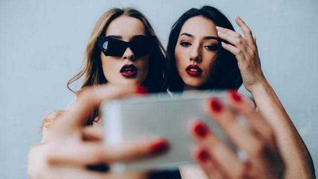 Carilah duta merek yang memang tertarik dengan produkmu. (Pinterest via Kumparan)