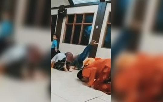 Sujud freestyle bisa memicu cedera parah. (Twitter//jabarnewss)