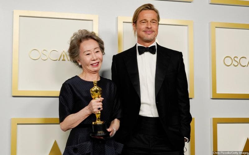 Youn Yuh-jung bersama Brad Pitt.&nbsp;(Wowkeren/Getty Images/Chris Pizzello)