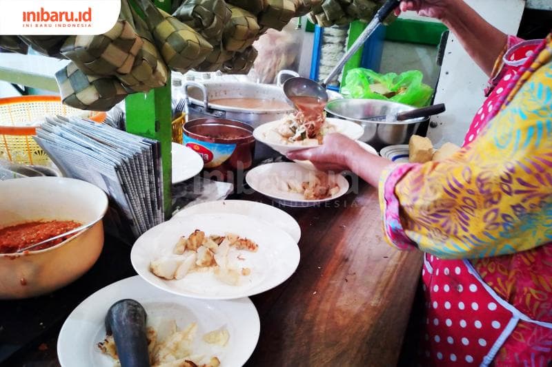 Dengan kuah kacang yang tiada duanya, kupat tahu di Tahu Pojok Magelang bikin siapa pun ketagihan. (Inibaru.id/ Erlyna Rahma Sari)