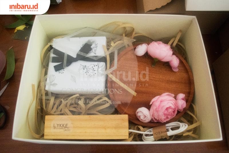 Isi dari die cut box yang digunakan untuk mengemas hampers. (Inibaru.id/Kharisma Ghana T)