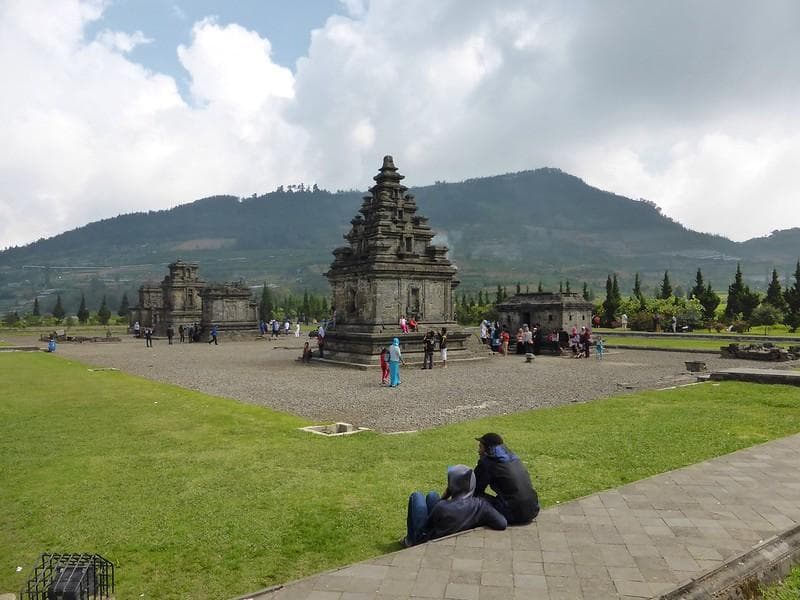 Candi Arjuna di Dieng. (Flickr/

Bryn Pinzgauer)