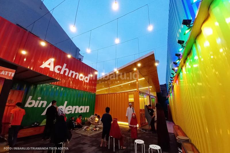 Suasana masjid kontainer menjelang buka puasa.<br>