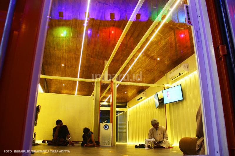 Suasana di dalam masjid saat tausiah menjelang berbuka puasa.<br>