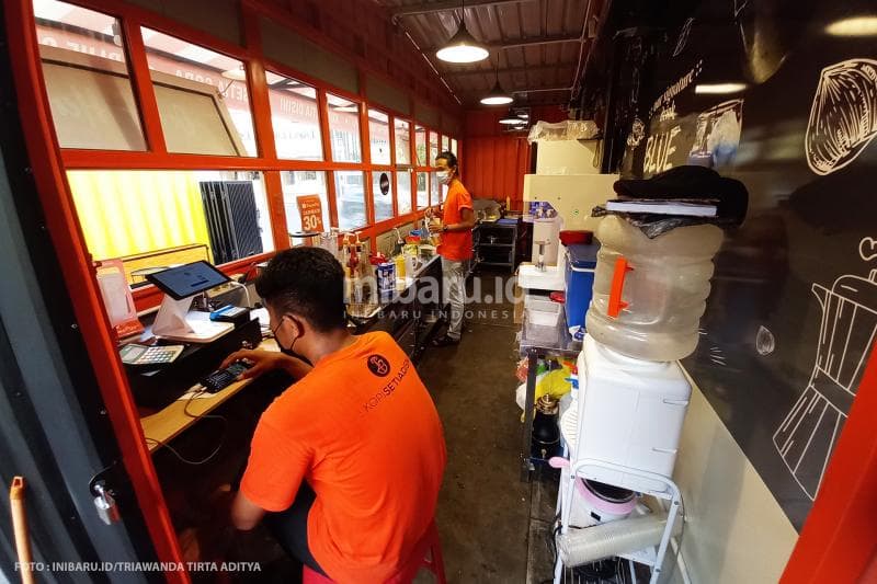 Kafe ini menjadi bagian dari kompleks masjid kontainer yang ada di Jalan MH Thamrin Semarang.<br>