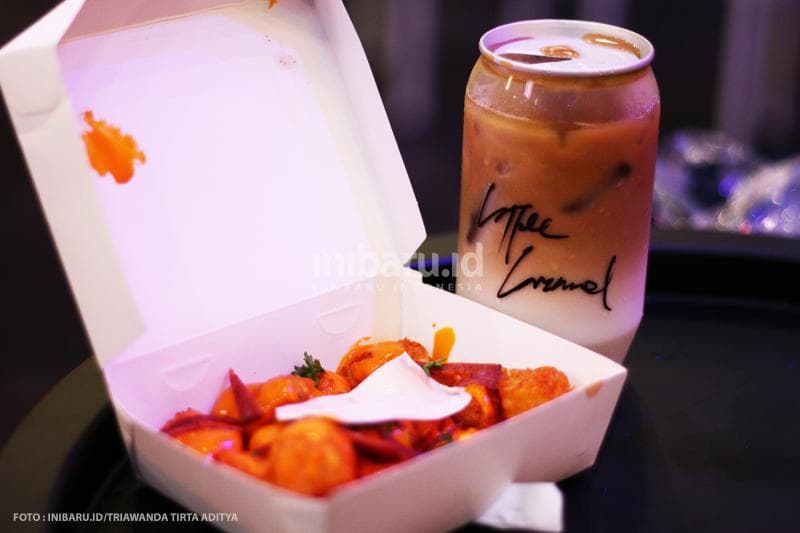 Kopi dan camilan yang bisa dinikmati di kafe nggak jauh dari masjid kontainer Semarang.
