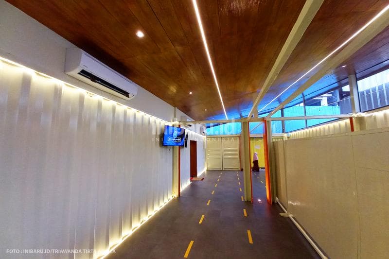 Dengan dominasi warna putih, masjid kontainer ini tampak nyaman.