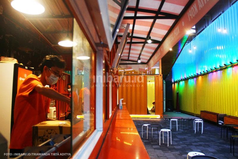 Kafe kontainer di kompleks masjid ini cukup nyaman untuk dijadikan sebagai tempat nongkrong. Eits, tapi jangan luoa protokol kesehatan ya!<br>