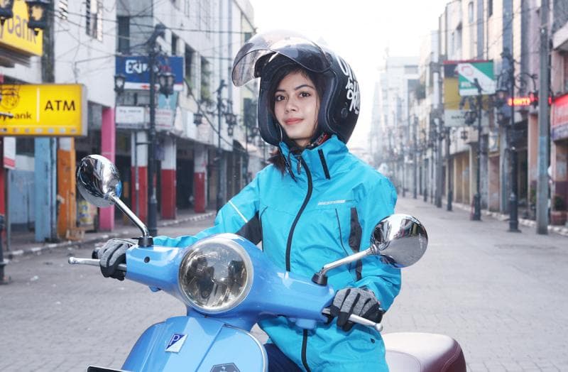 Bagi orang Indonesia, kalau panas ya memakai jaket. Bagi bule, jaket bikin tambah panas. (otoxplore.otojurnalisme.com)