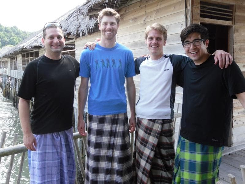 Laki-laki memakai sarung bagi bule seperti memakai rok panjang. (travelfoodfashion.com)