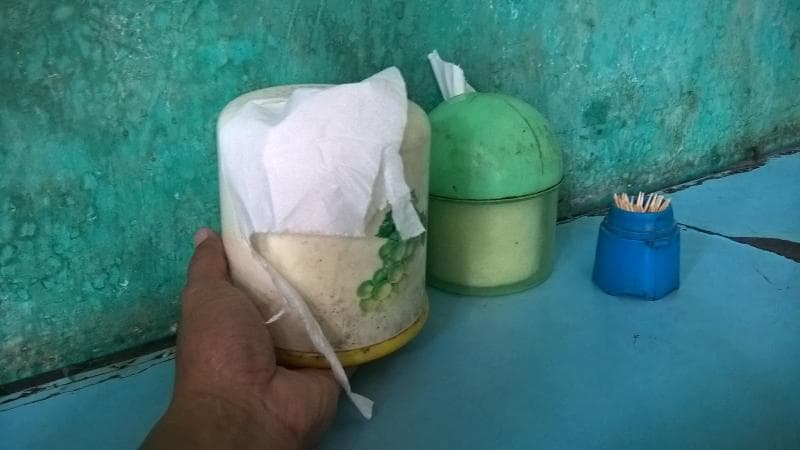 Tisu toilet di meja makan bikin bule jijik. (wajahkota.blogspot)