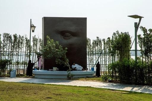 Patung satu mata ini sebenarnya adalah karya seni. (sculpturesofjeddah.com)