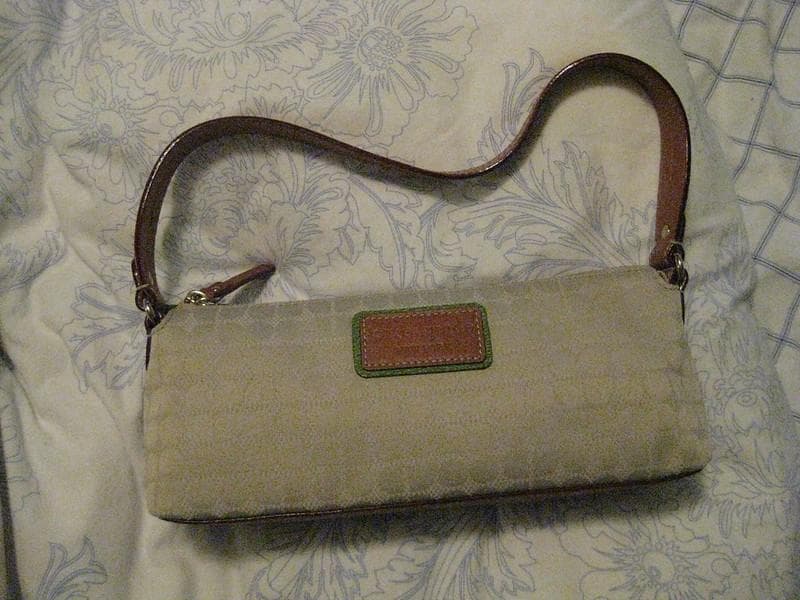 Tas tangan baru identik dengan perempuan sejak 1900-an. (Flickr/

Make Lemons)