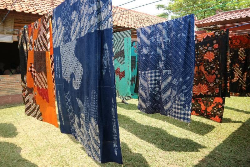 Pelbagai jenis batik tengah dijemur di dekat rumah. (Khairulleon)