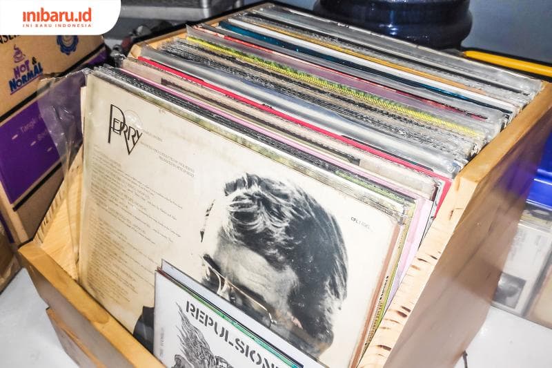 Satu dari sekian kotak yang berisi koleksi <i>vinyl </i>milik Isac. (Inibaru.id/Bayu N)