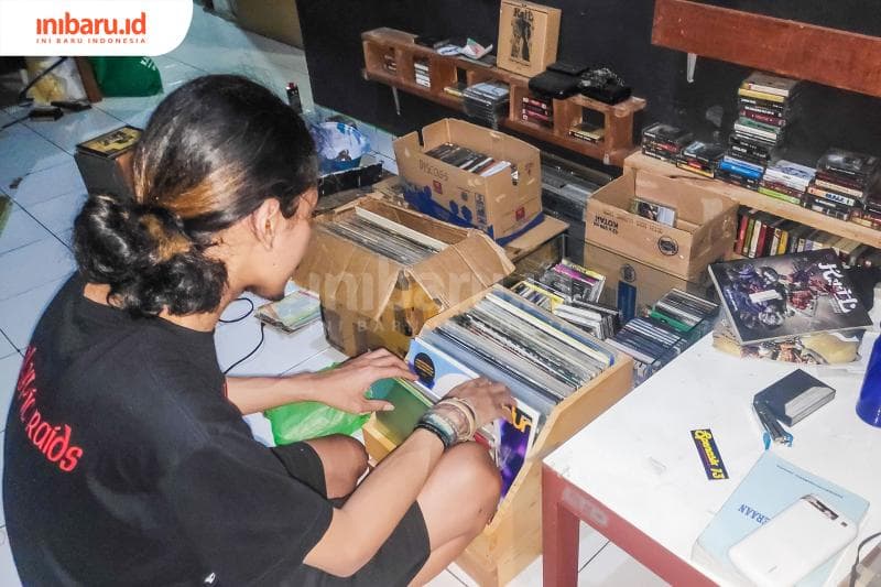 Sebelum mengoleksi <i>vinyl</i>, Isac terlebih dahulu mengoleksi kaset pita dan CD. (Inibaru.id/Bayu N)&nbsp;