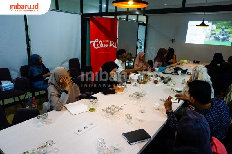 Para peserta sedang menyimak edukasi tentang teh. (Inibaru.id/ Audrian F)<br>