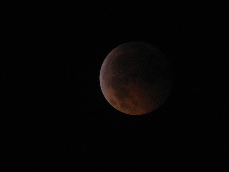 Hampir seluruh wilayah di Indonesia akan mengalami fenomena gerhana bulan. (Flickr/

julio_f)