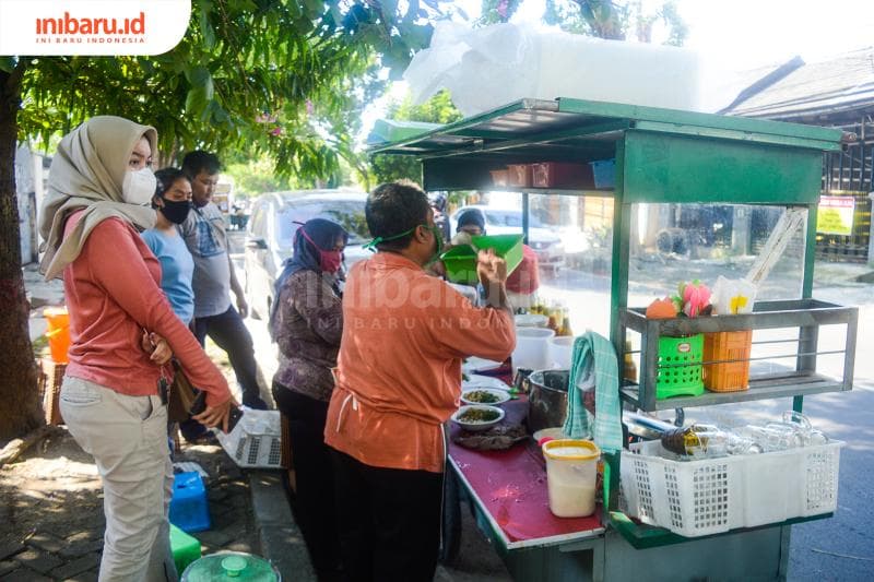 Potrait ramainya antrian bubur ayam Mang Dede. (Inibaru.id/ Kharisma Ghana Tawakal)