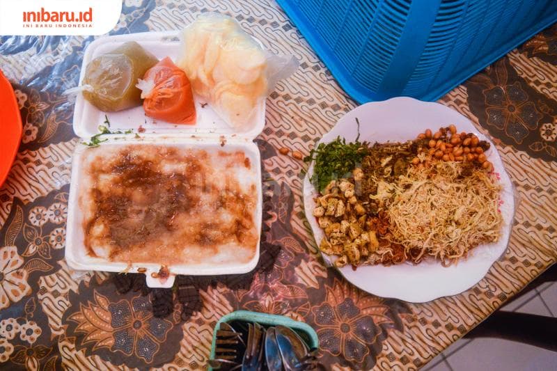 Potrait satu porsi bubur ayam Mang Dede ketika dibungkus dalam wadah styrofoam.&nbsp;(Inibaru.id/ Kharisma Ghana Tawakal)