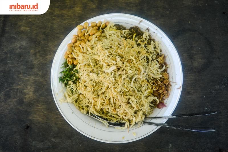 Bubur yang dipenuhi berbagai topping menjadi ciri khas Bubur Ayam Mang Dede. (Inibaru.id/ Kharisma Ghana Tawakal)