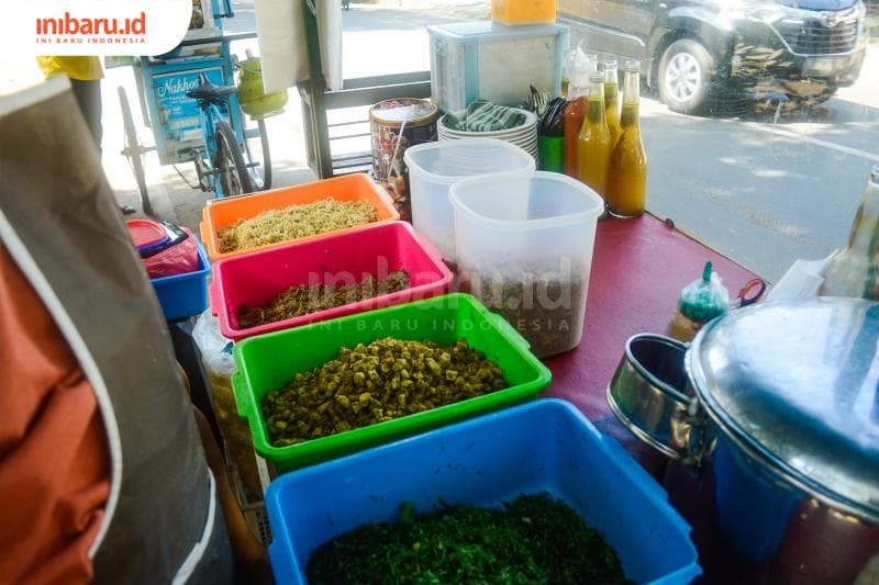 Berbagai macam topping yang disediakan Mang Dede untuk bubur ayam yang dijualnya.&nbsp;(Inibaru.id/ Kharisma Ghana Tawakal)