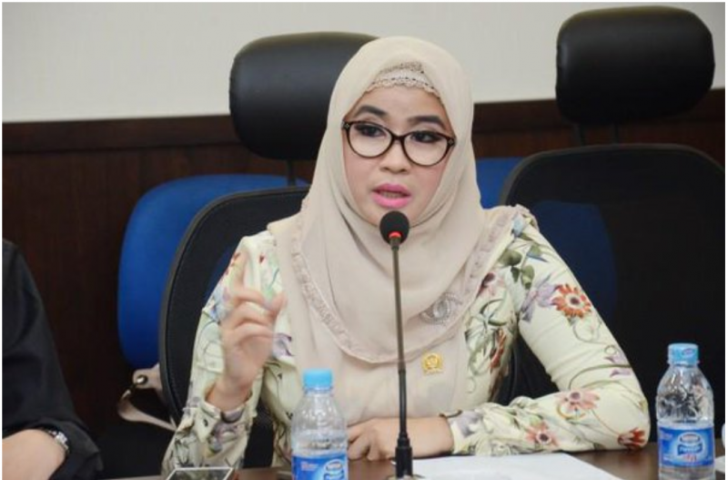 Nurhayati Monoarfa, anggota DPR yang menyuarakan wacana pelarangan sepeda motor di jalan nasional. (roda2blog.com)