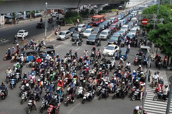 Sepeda motor di jalan raya. (mediaindonesia.com)