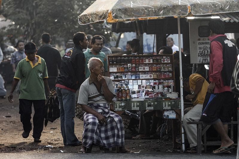 Sarung jadi pakaian tradisional yang dipakai masyarakat. (Flickr/

Rokok Indonesia)