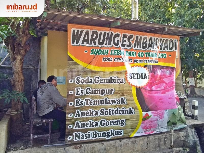 Warung Es Mbah Yadi ramai dikunjungi ketika makan siang. (Inibaru.id/ Isma Swastiningrum)