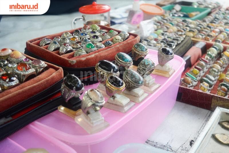 Berbagai macam akik yang dijual di salah satu lapak penjual akik Taman Badak Sompok Semarang.&nbsp;(Inibaru.id/ Kharisma Ghana Tawakal)