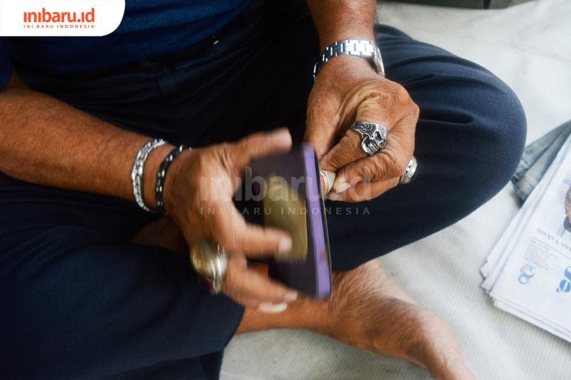 Proses pemolesan akik dengan menggunakan kertas ampelas yang dibubui oleh serbuk inten. (Inibaru.id/ Kharisma Ghana Tawakal)