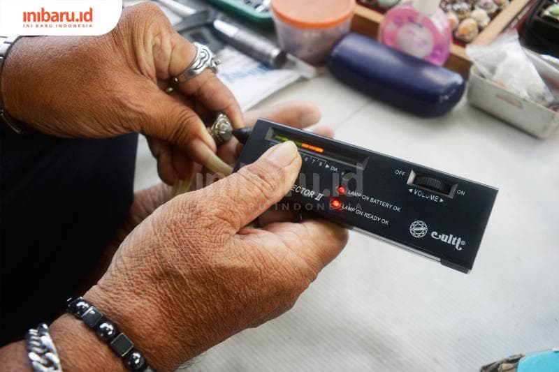Proses pengecekan tingkat kekerasan batu akik dengan alat diamond selector.&nbsp;(Inibaru.id/ Kharisma Ghana Tawakal)