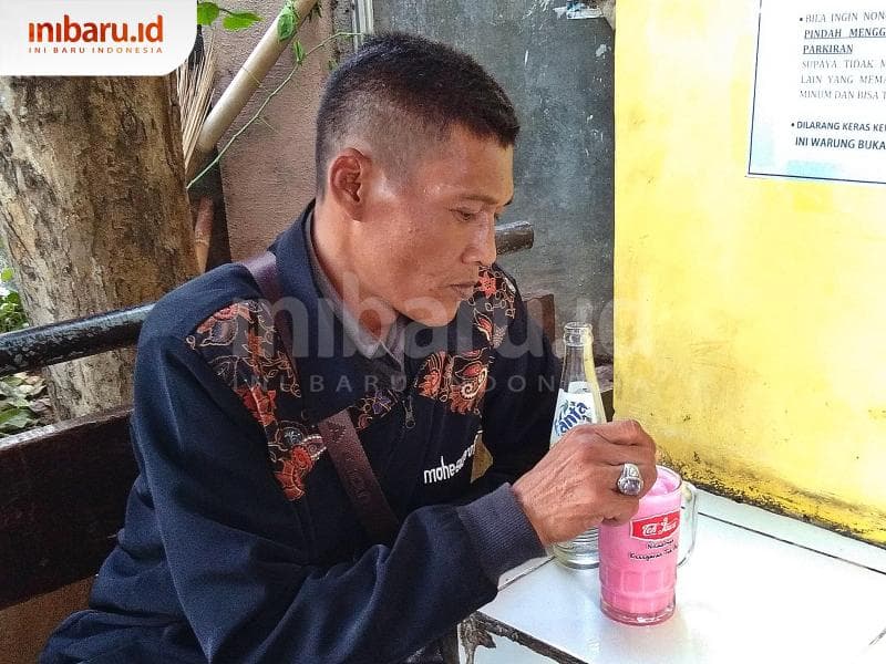 Tono tengah menikmati soda gembira. (Inibaru.id/ Isma Swastiningrum)