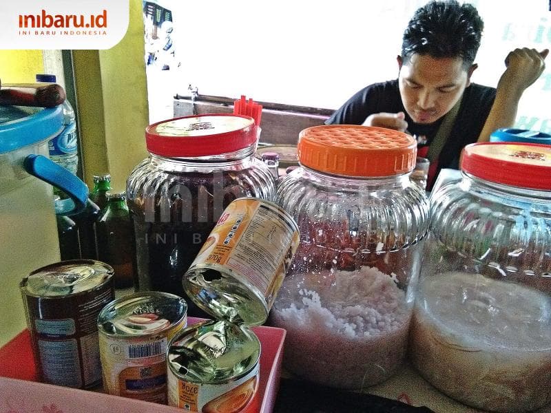 Abid dan bahan-bahan membuat beragam es. (Inibaru.id/ Isma Swastiningrum)