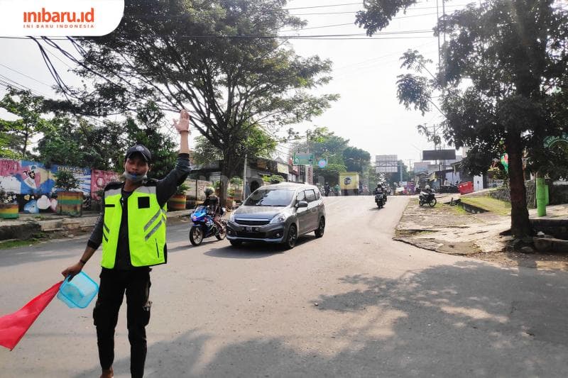 Di bawah kendali Pak Ogah, masalah berbelok maupun berputar arah bukan masalah besar. (Inibaru/Bayu N)